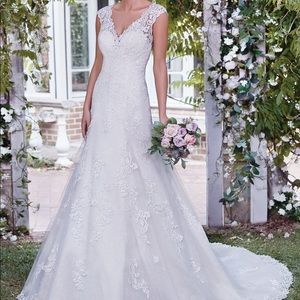 Never worn wedding dress. Size 10